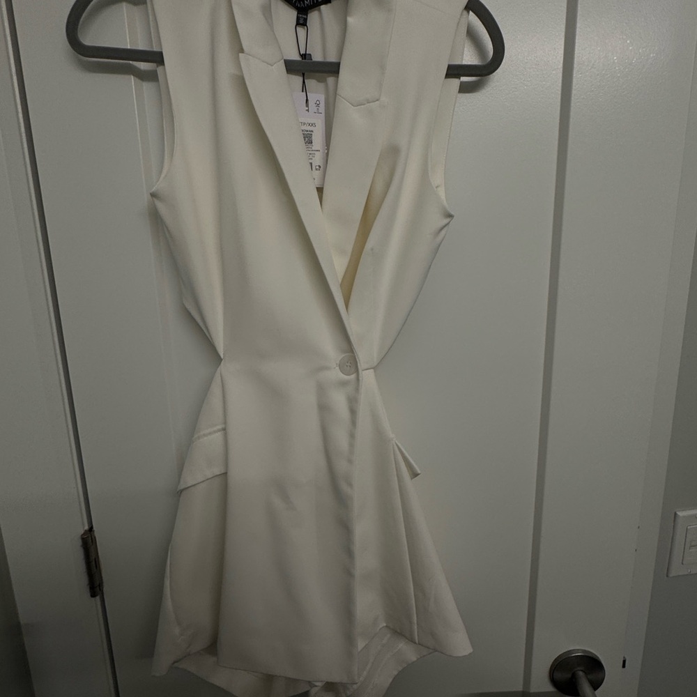Elegant White Sleeveless Dress